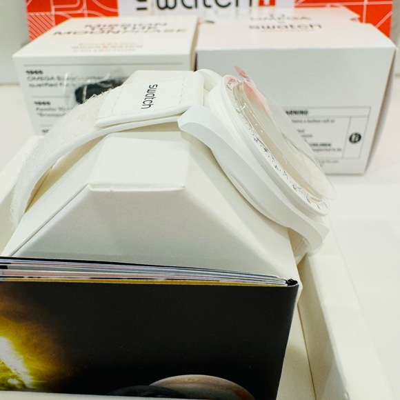 NIB OMEGA X Swatch Snoopy Mission to the Moonphase White - Picture 12 of 16